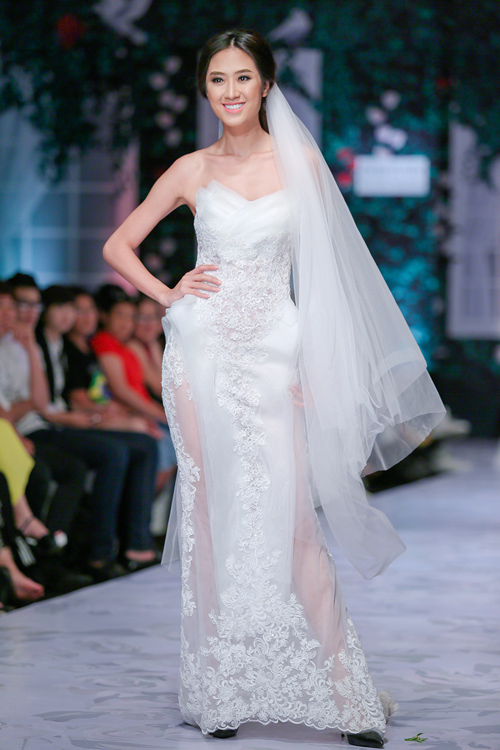 Huy Khánh hôn vợ đắm đuối trên sàn catwalk - 16