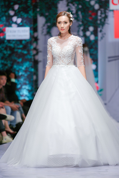 Huy Khánh hôn vợ đắm đuối trên sàn catwalk - 17