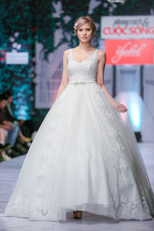 Huy Khánh hôn vợ đắm đuối trên sàn catwalk - 13