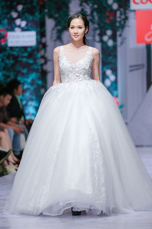 Huy Khánh hôn vợ đắm đuối trên sàn catwalk - 15