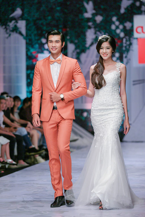 Huy Khánh hôn vợ đắm đuối trên sàn catwalk - 14