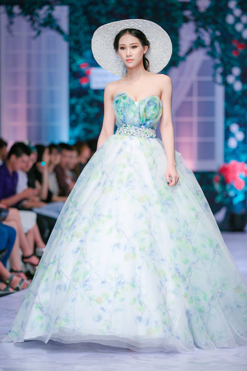 Huy Khánh hôn vợ đắm đuối trên sàn catwalk - 19