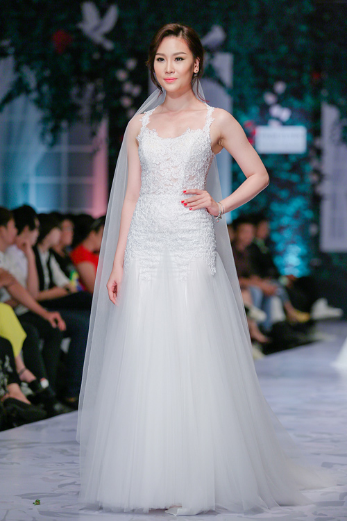 Huy Khánh hôn vợ đắm đuối trên sàn catwalk - 18