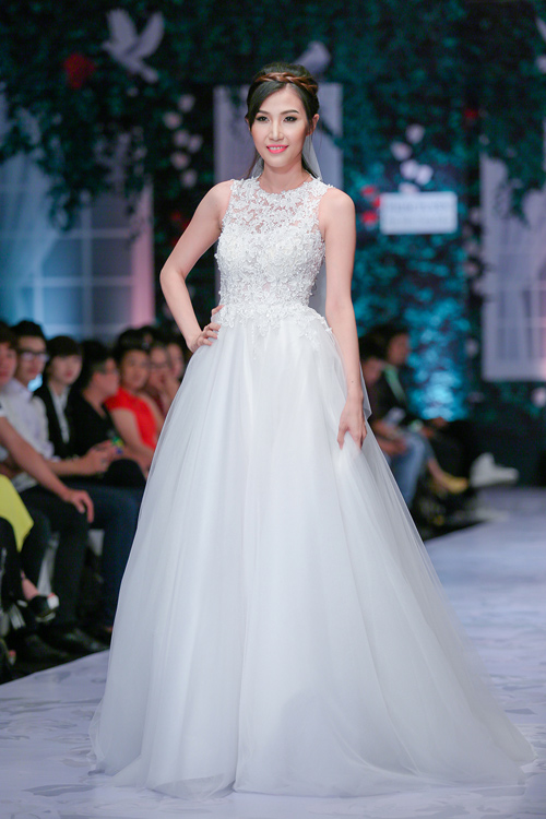 Huy Khánh hôn vợ đắm đuối trên sàn catwalk - 21