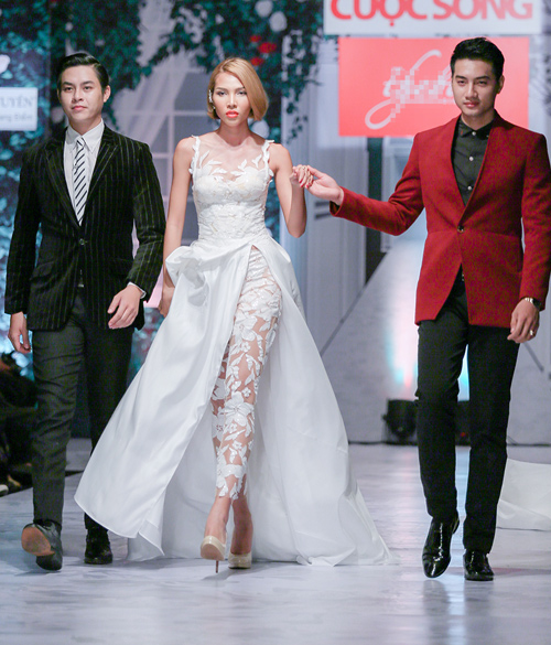 Huy Khánh hôn vợ đắm đuối trên sàn catwalk - 22