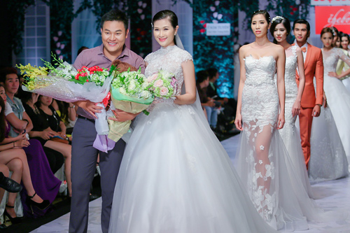 Huy Khánh hôn vợ đắm đuối trên sàn catwalk - 23