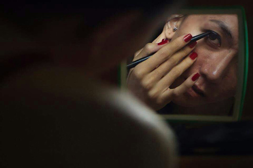 Bộ ảnh “Cãi mụ” của cô gái chuyển giới gây sốt - 5