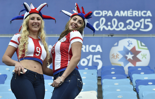 Áo "hở rốn" ngập tràn giải đấu Copa America 2015 - 2