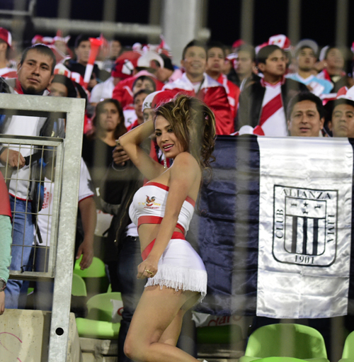 Áo "hở rốn" ngập tràn giải đấu Copa America 2015 - 4