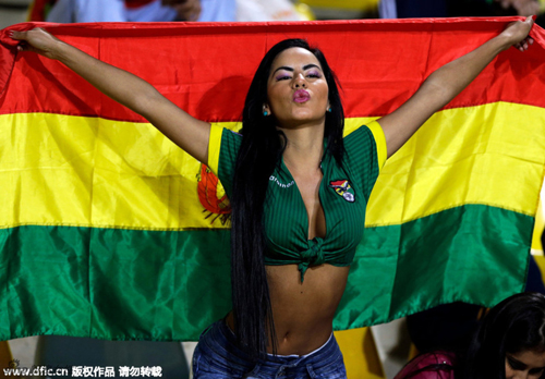 Áo "hở rốn" ngập tràn giải đấu Copa America 2015 - 9