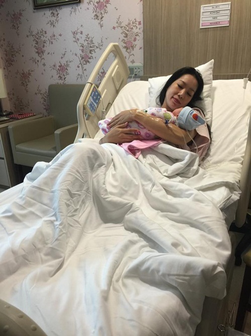 Trịnh Kim Chi sinh con thứ 2 sau 11 năm mong ngóng - 1