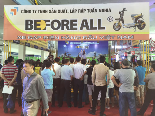 Khách hàng "sốc" với xe đạp điện chạy dưới nước - 1