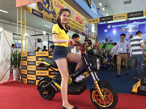 Khách hàng "sốc" với xe đạp điện chạy dưới nước - 2