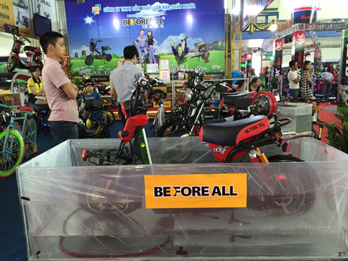 Khách hàng "sốc" với xe đạp điện chạy dưới nước - 3