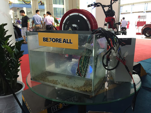 Khách hàng "sốc" với xe đạp điện chạy dưới nước - 4