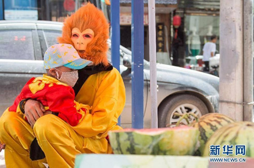 Bố giả Tôn Ngộ Không đi bán dưa hấu chữa bệnh cho con - 2