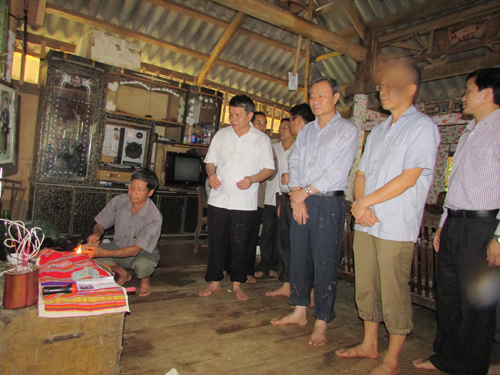 “Lũ cuốn cả nhà, cuốn cả mẹ chúng tôi rồi” - 4