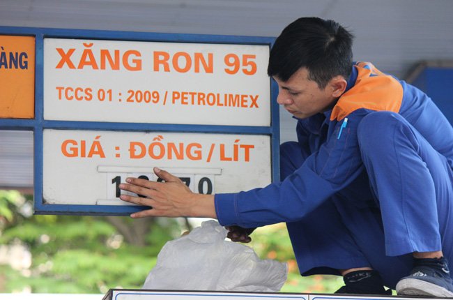 Giá xăng dầu vẫn tăng vọt dù giá nhập giảm tới... 40% - 1