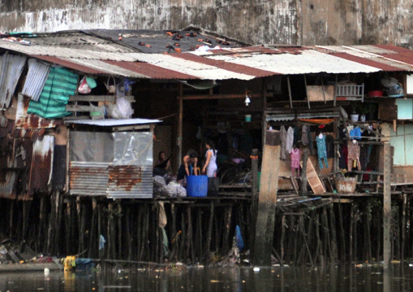 Cận cảnh sự nhếch nhác của 17.000 nhà “ổ chuột” ở TP.HCM - 1