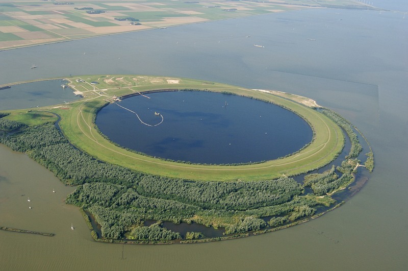 Hồ nước “trong đục, ngoài trong” kỳ lạ ở Hà Lan - 1