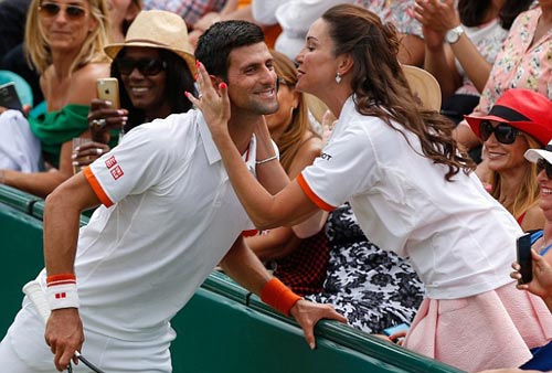 Djokovic cởi áo tặng fan nữ, nhận lại 1 nụ hôn - 1