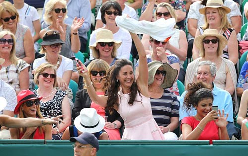 Djokovic cởi áo tặng fan nữ, nhận lại 1 nụ hôn - 3