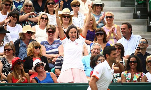 Djokovic cởi áo tặng fan nữ, nhận lại 1 nụ hôn - 4