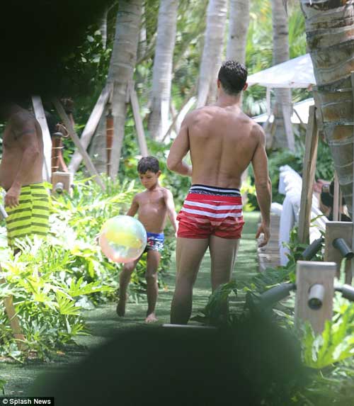 “Ông bố hoàn hảo” Ronaldo lại khoe body chuẩn mực - 2