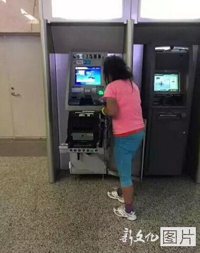 TQ: Bị nuốt thẻ, cô gái dùng tay “xé xác” máy ATM - 1