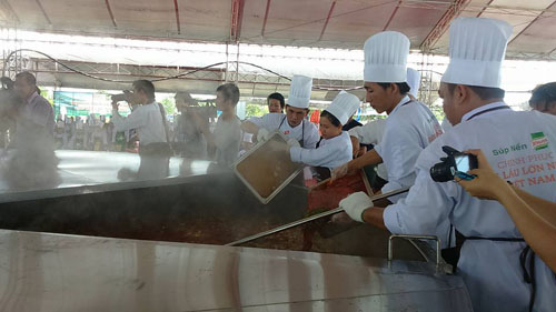 300 đầu bếp chinh phục siêu lẩu lớn nhất Việt Nam - 1