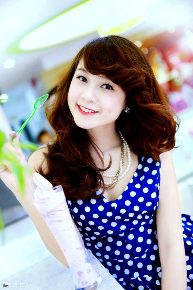 Sam tên thật là Nguyễn Hà My (sinh năm 1990), là hot girl nổi tiếng Sài thành