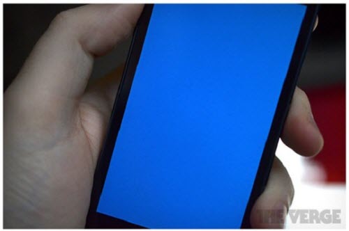 Hàng loạt iPhone dính lỗi màn hình xanh - 1