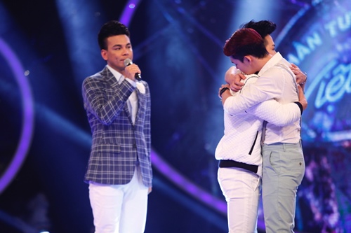 Nguyễn Duy ôm Thu Minh khóc nức nở khi bị loại Vietnam Idol - 1