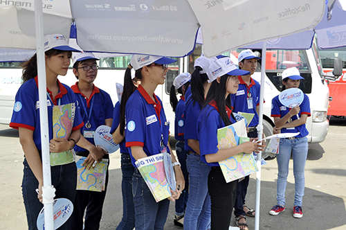 Ảnh: Sinh viên tình nguyện xuyên ngày, đêm hỗ trợ sĩ tử - 3