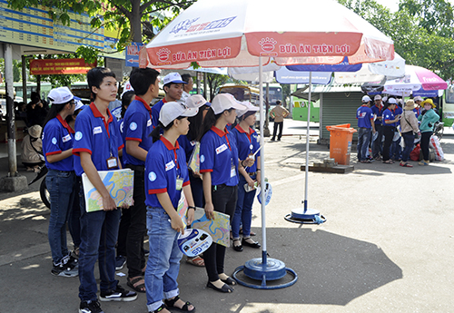 Ảnh: Sinh viên tình nguyện xuyên ngày, đêm hỗ trợ sĩ tử - 2