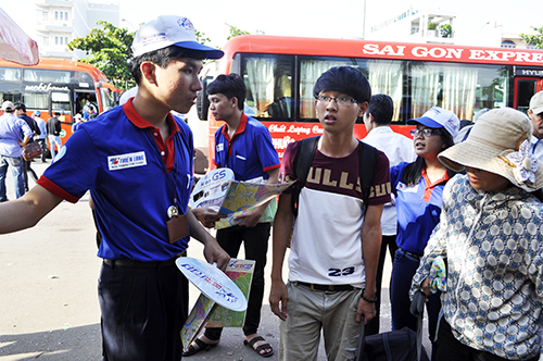Ảnh: Sinh viên tình nguyện xuyên ngày, đêm hỗ trợ sĩ tử - 4