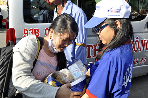 Ảnh: Sinh viên tình nguyện xuyên ngày, đêm hỗ trợ sĩ tử - 7