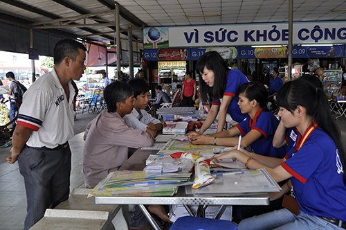 Ảnh: Sinh viên tình nguyện xuyên ngày, đêm hỗ trợ sĩ tử - 5
