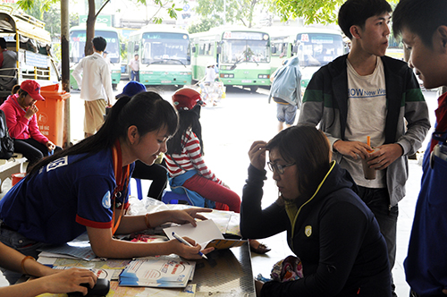 Ảnh: Sinh viên tình nguyện xuyên ngày, đêm hỗ trợ sĩ tử - 6