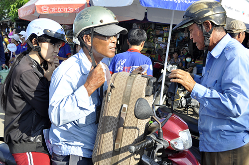 Ảnh: Sinh viên tình nguyện xuyên ngày, đêm hỗ trợ sĩ tử - 9