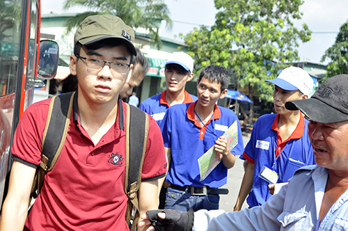 Ảnh: Sinh viên tình nguyện xuyên ngày, đêm hỗ trợ sĩ tử - 11