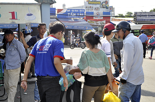 Ảnh: Sinh viên tình nguyện xuyên ngày, đêm hỗ trợ sĩ tử - 8