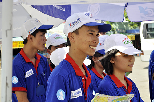 Ảnh: Sinh viên tình nguyện xuyên ngày, đêm hỗ trợ sĩ tử - 12