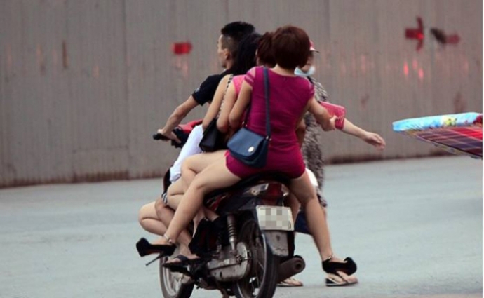 CSGT bắt hàng chục quái xế chở “gái bán hoa” ở Hà Nội - 1