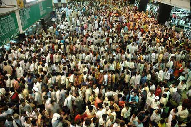 Hàng nghìn người dân xếp hàng chờ mua vé tàu ở Ấn Độ.