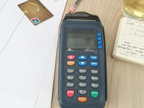 Hai người Trung Quốc dùng thẻ giả rút hàng trăm triệu đồng - 2