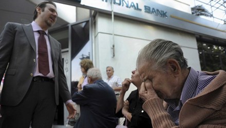 Hy Lạp đóng cửa ngân hàng, chứng khoán toàn cầu lao dốc - 1