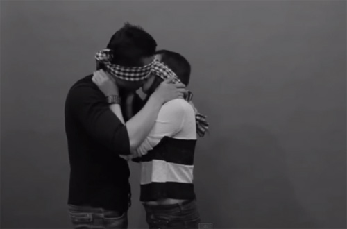 First Kiss và Kiss Cam khác nhau thế nào? - 2