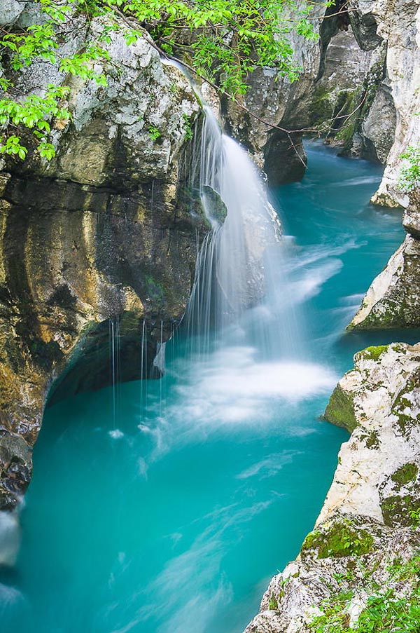 Con sông Soca ở Slovenia nổi tiếng với màu nước xanh ví như ngọc lục bảo, có khung cảnh tuyệt đẹp, được tờ báo uy tín Huffington Post đánh giá là con sông đẹp nhất hành tinh.
