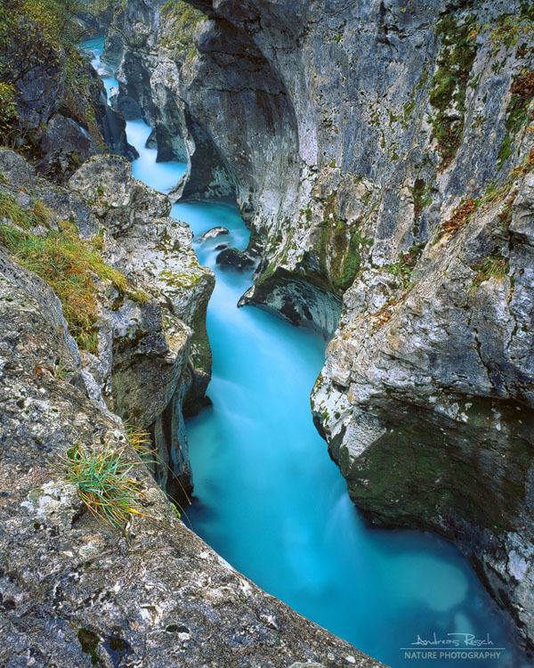 Lượng khách du lịch đến với Soca đang ngày một tăng, chính vì thế chính quyền Slovenia khuyến khích khách du lịch bảo vệ môi trường và đặt nhiều thùng rác tại điểm tham quan vì lo ngại cảnh quan dòng sông có thể mất đi vẻ hoang sơ vốn có.
